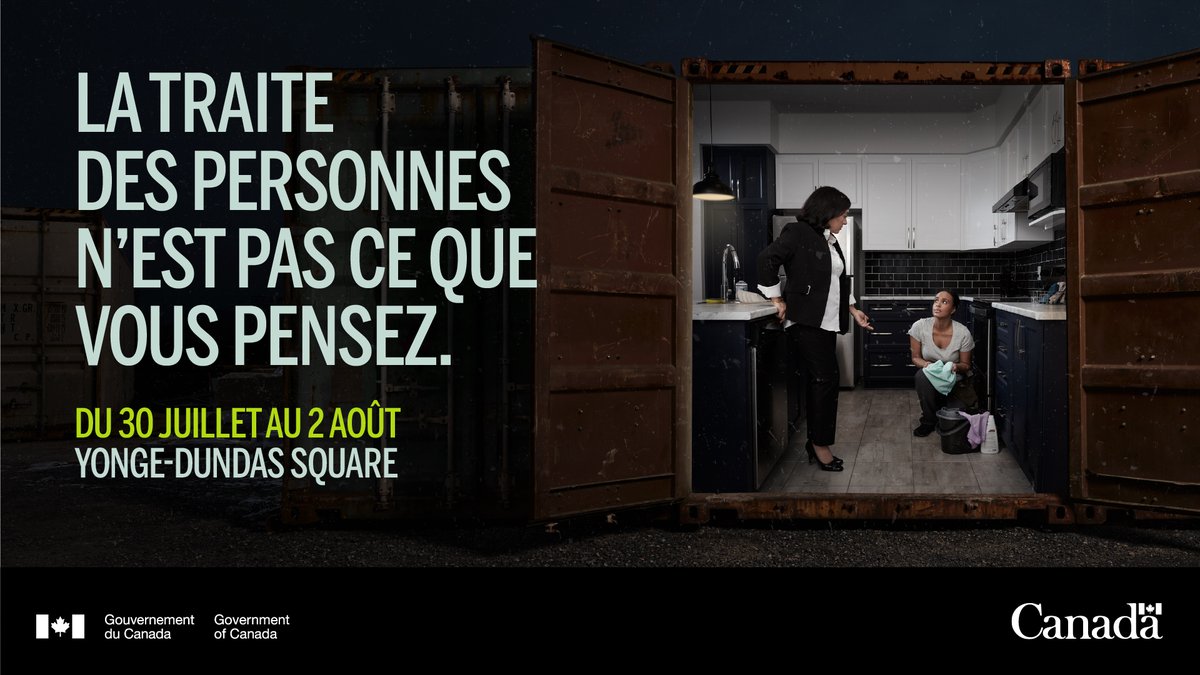 Par les portes ouvertes d’un conteneur, on voit une femme inquiète qui s’agenouille sur le plancher d’une cuisine avec des produits de nettoyage. Une autre femme se tient au-dessus d’elle, l’air mécontent. Le texte suivant, à gauche de l’image : « La traite des personnes n’est pas ce que vous croyez. » Du 30 juillet au 2 août. Square Yonge & Dundas.