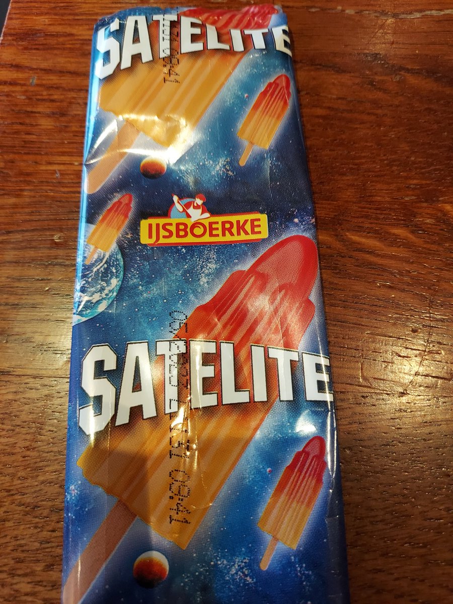 Simons_PJ's tweet photo. Existentiële vragen als je kinderen hebt: Sinds wanneer heet een raketijsje "Satelite"? en hoe krijg je ananas- en aardbeismaak  met deze ingrediënten? @IJsboerke https://t.co/IabtOzt3ge