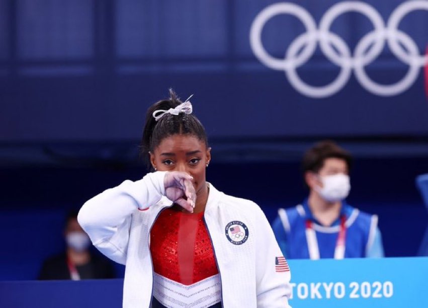 ElPanelPicante's tweet photo. Lo de Simon Biles, es un ejemplo de valentía, dar un paso al frente y admitir su problema es algo que a muchos seres humanos nos cuesta trabajo. https://t.co/YPMwZdOfI5