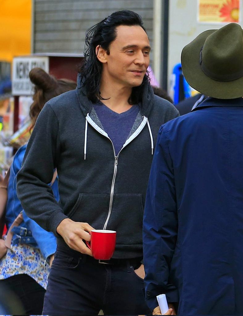 RT @hiddlesbb: Tom Hiddleston - Thor Ragnarok set. https://t.co/YKKntfSRTJ