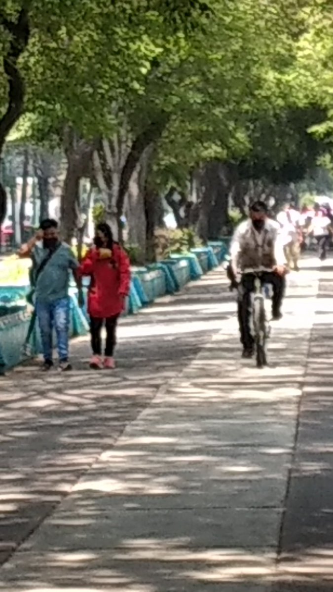 Vecinosrb's tweet photo. @ApoyoVial @VigimoviCDMX @acnoticiasmx @Claudiashein @Ssp_transitodf @AristeguiOnline @lopezobrador_ @c5
QUITAN CARRILES VITALES DE TRÁNSITO PARA LOS CICLISTAS Y A ELLOS LES VALE, Y HAY QUE ESQUIVAR, EJEMPLO CALZADA DE GUADALUPE SU CICLOVIA ES PARA EL ESTACIONAMIENTO DEL TIANGUIS https://t.co/Ztw3wcnF0i