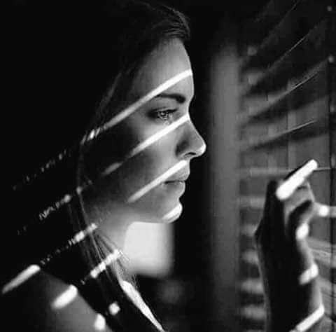 شعاع الشمس لو إنه يشقّ السور 
أنا احسّه ظلام ان ما مرني صوتك ❤️