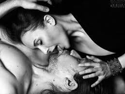 ласки пары видео. страстный поцелуй. ласки мужчины и женщины. чувственный поцелуй. нежности в постели.