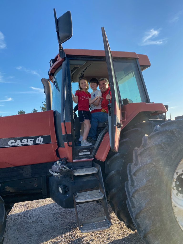 KBBColorado's tweet image. The difference between a real Coloradan (@CoryGardner) and a Wesleyan, D.C. raised, fake Coloradan (@MichaelBennet) can easily be identified in these two photos. #copolitics