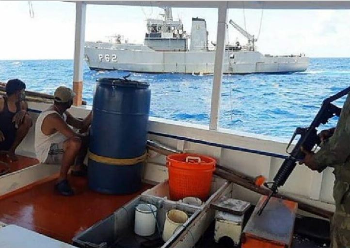 BajoLaLupaInfo's tweet photo. #Ahora Familiares de los 15 marinos neoespartanos que están en Brasil, piden ayuda para repatriarlos así como recuperar la embarcación. Están desde el pasado #18marzo en el puerto de Santana, estado de Amapá #Brasil y aun cuando les dieron precio a la multa no les permiten 👇🏾 https://t.co/AnOW4HdGxx