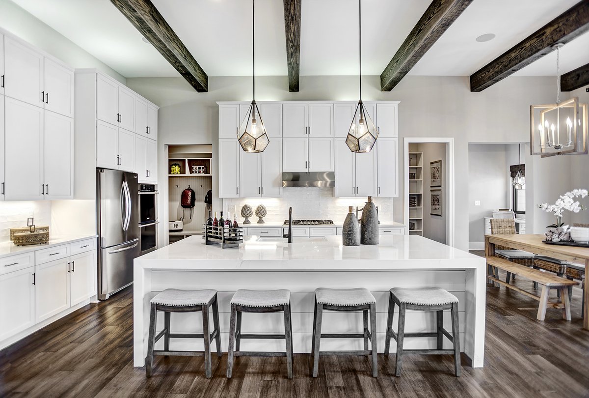 SchumacherHomes's tweet photo. Open to the great room and dining space, this family-centric kitchen pairs soft tones and earthy elements perfectly to create a one-of-a-kind statement. #SchumacherHomes #EarnhardtCollection #CustomHome https://t.co/Uf44lFLfoT https://t.co/tgQAZuDrK8