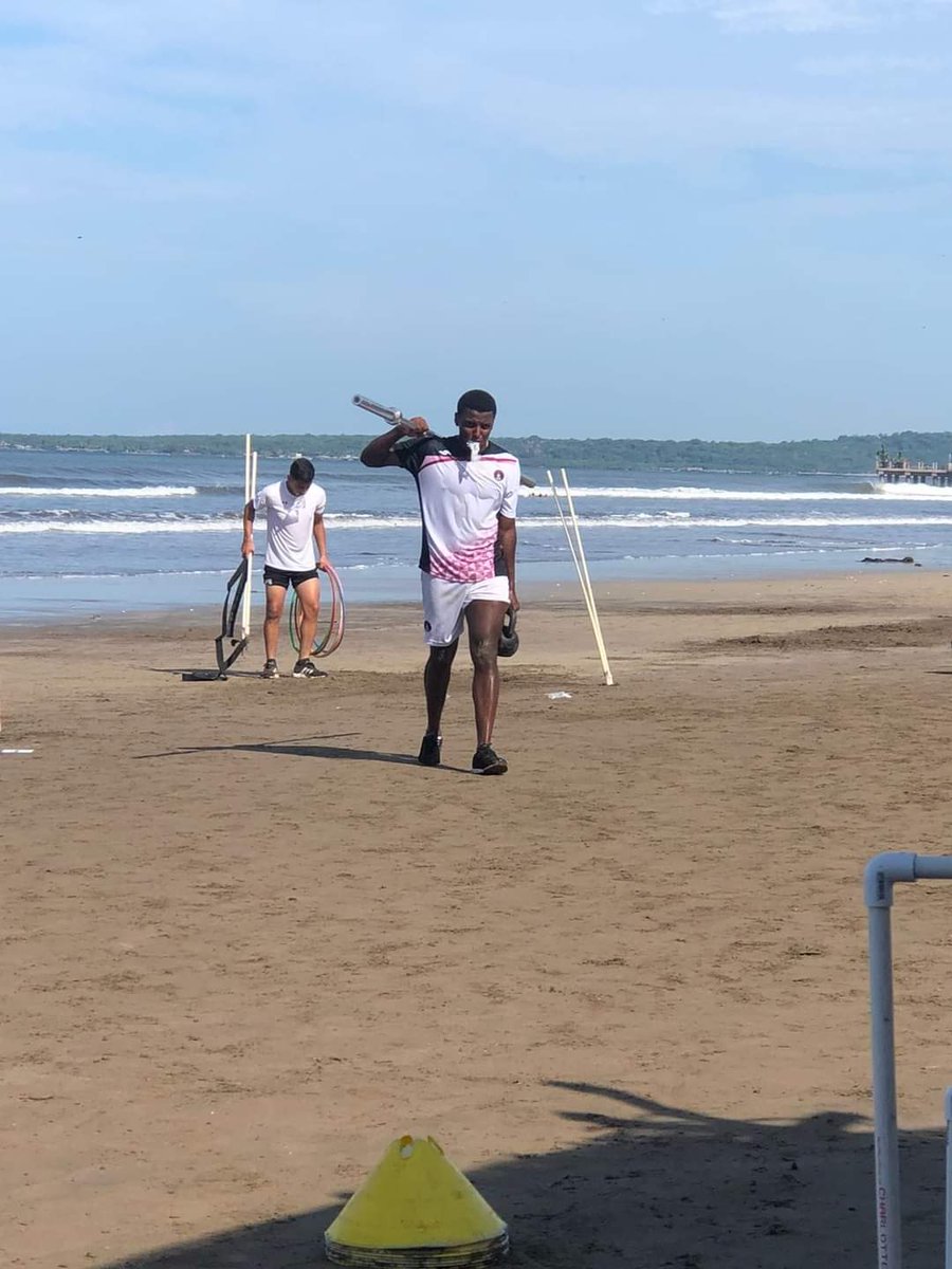NoticiasPambol1's tweet photo. El conjunto de @CorasFC inicia pretemporada en playa de cara al inicio de temporada en Liga Premier:
https://t.co/GivADwgzAC
#CorasFC #LigaPremier #NoticiasPamboleras https://t.co/V4cKS1KPSM