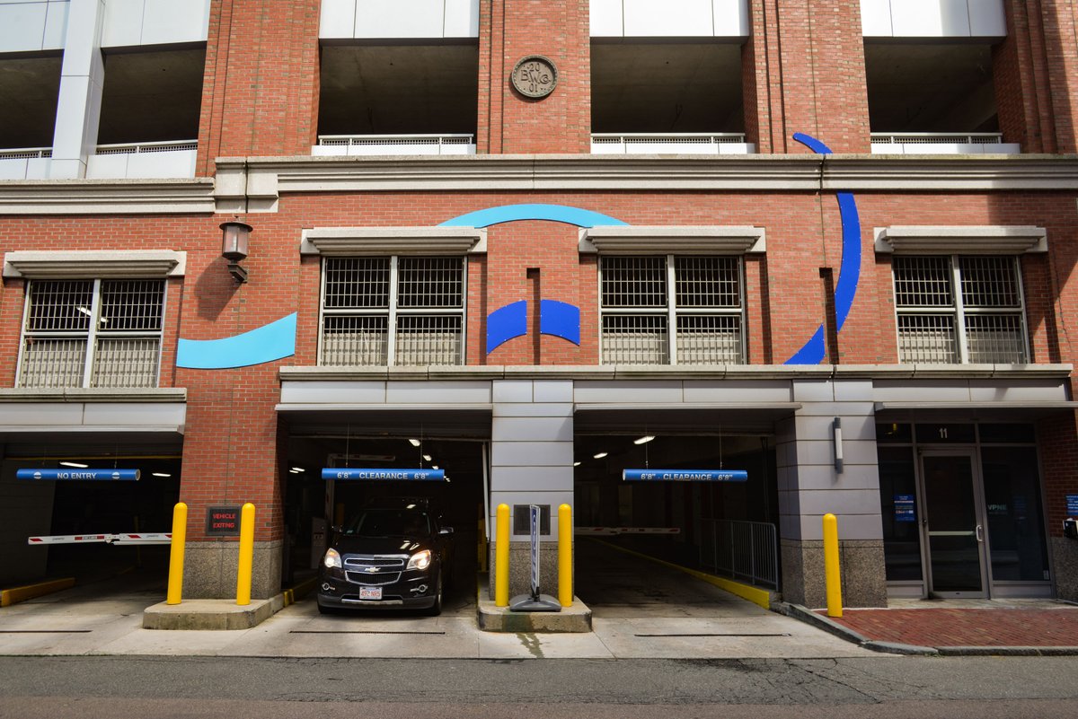 AFHBoston's tweet photo. This project was a great opportunity for our teen designers to transform their ideas in the studio into a large-scale public art installation located in a highly visible and trafficked location!

#ArtistsForHumanity #AFHBoston #FortPoint #FortPointNeighborhhod #Art #Design #Mural https://t.co/JaatST96A2