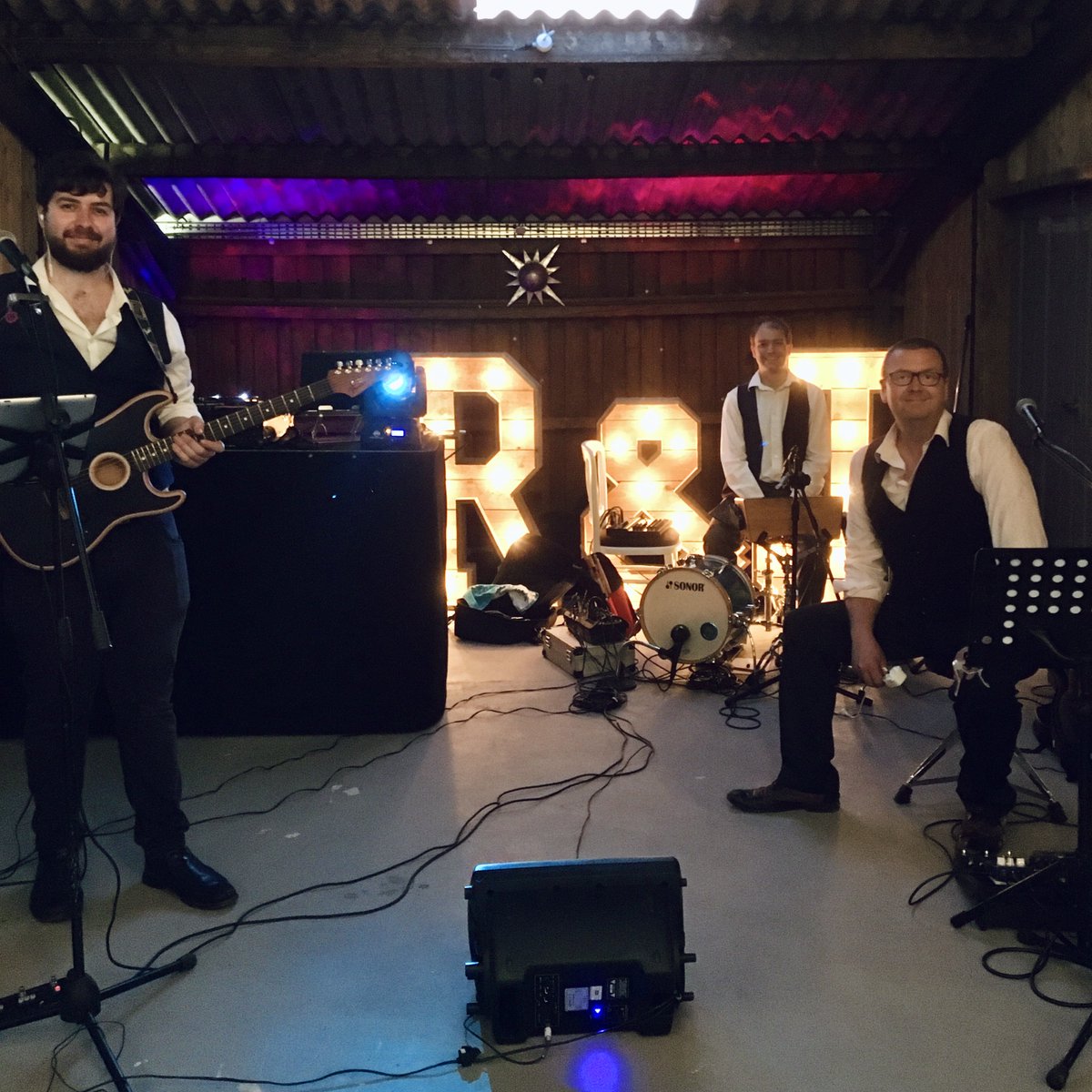 OakTreeMusicUK's tweet photo. One of our tailor-made session bands got the audience into the party spirit at a private function last weekend. 🎤🎸🥁🥳 Get in touch if you’re in need of session players for your next event or project. 🎉 #livemusic #sessionband #sessionmusician https://t.co/mORmvMsF07