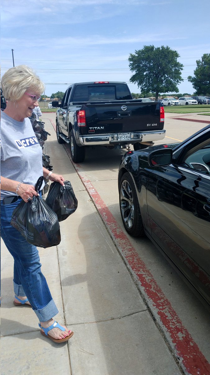 FrenshipISD's tweet photo. Thank you to UCREW from @UnitedWestTexas for serving our families today in our final Tiger Bites of the summer! We couldn't do what we do without this amazing community! #BetterTogether https://t.co/ocD4bxO8Jg