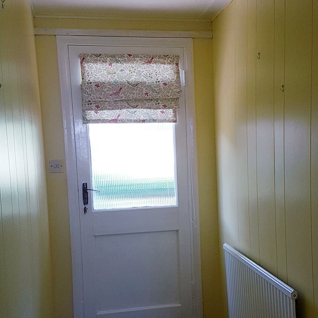 MaryEGater's tweet photo. Struggling to juggle 'soon to be, new home, renovations' work and family at the moment BUT am absolutely loving making for myself. New Roman blind and cushion squeezed in to the mix for my new home. https://t.co/3v1vg1T2t8