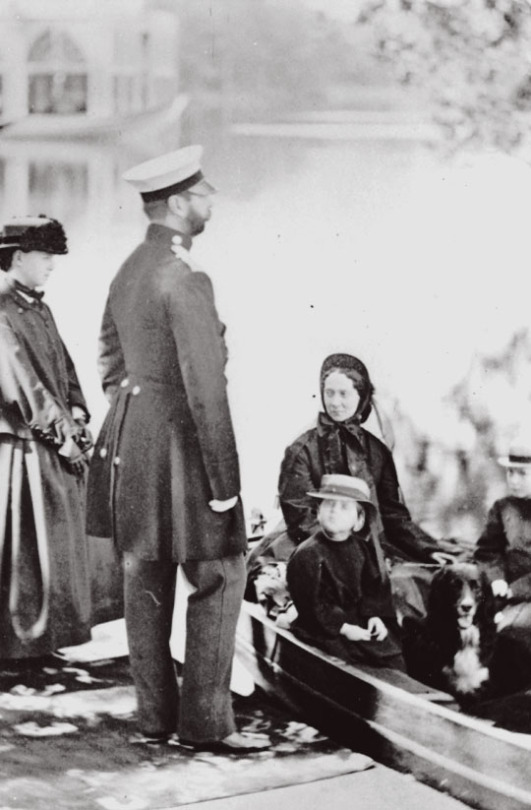 jatustein's tweet photo. Emperor Alexander II, his wife Maria Alexandrovna and their three youngest children Maria, Sergei and Pavel. (around 1870-1880) #Russia #Romanov #History #AlexanderII https://t.co/sF9chAImUF