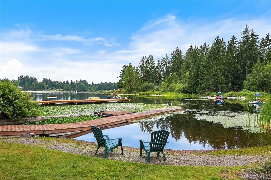MCMGHomes's tweet photo. On the market 🏡 Schedule a showing to come see this stunning 4 bedroom home with 72 feet of coveted Lake Joy waterfront. Considerably updated with Air BnB potential, you don’t want to miss this opportunity! https://t.co/48ckBEfDI4