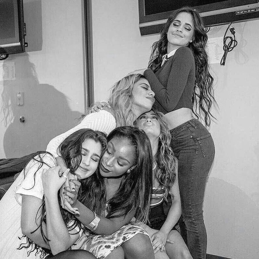DJHChile's tweet photo. happy 7/27 🤍 #FifthHarmony #9YearsOfFifthHarmony https://t.co/NC01Ln8yUf
