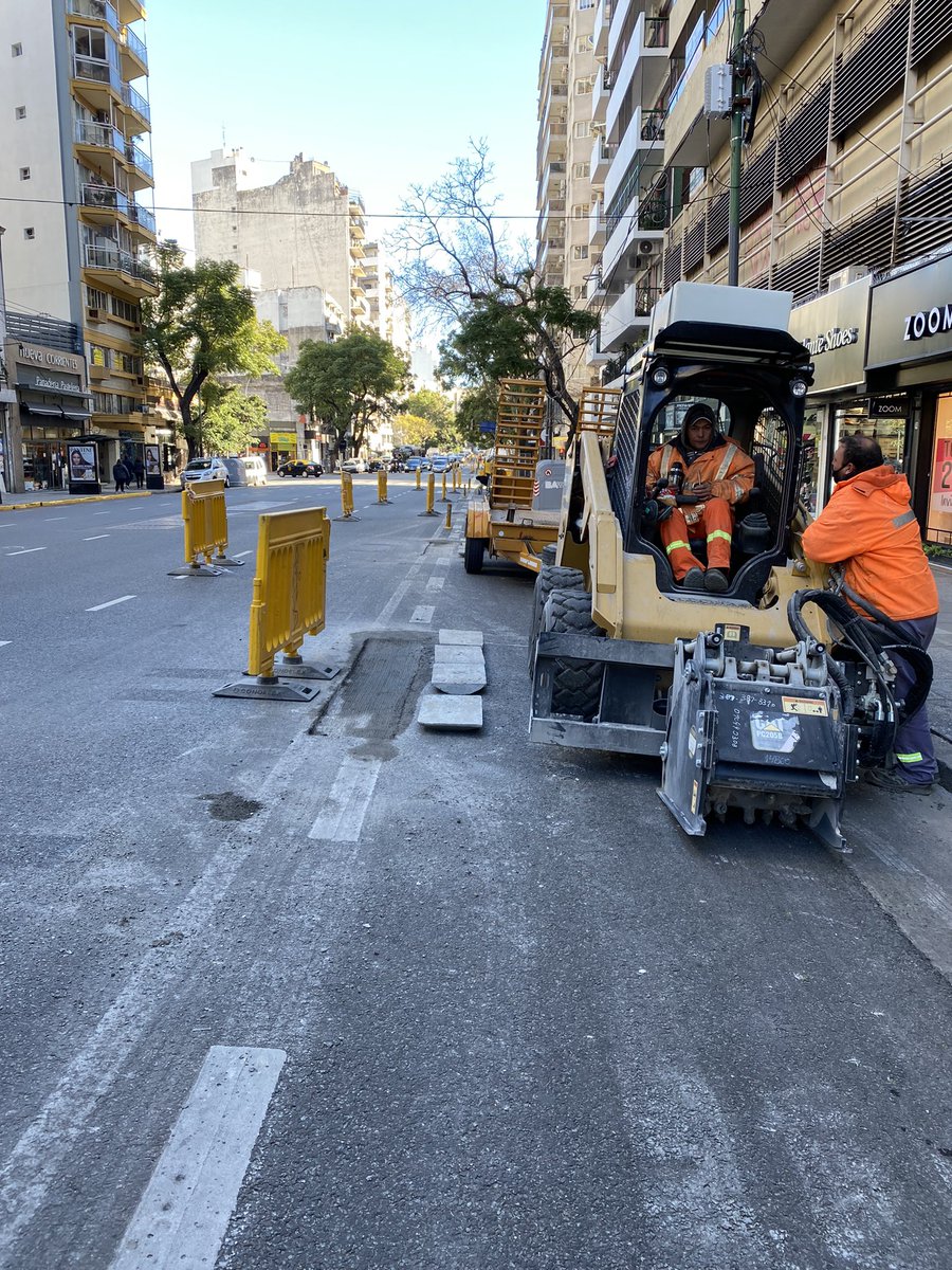 lemmans's tweet photo. Avanzan las separaciones físicas en la bicisenda de Av Corrientes.

Próximo paso:
- Más avenidas con bicisendas con separaciones desde el momento inicial. https://t.co/WreaCaK5PB