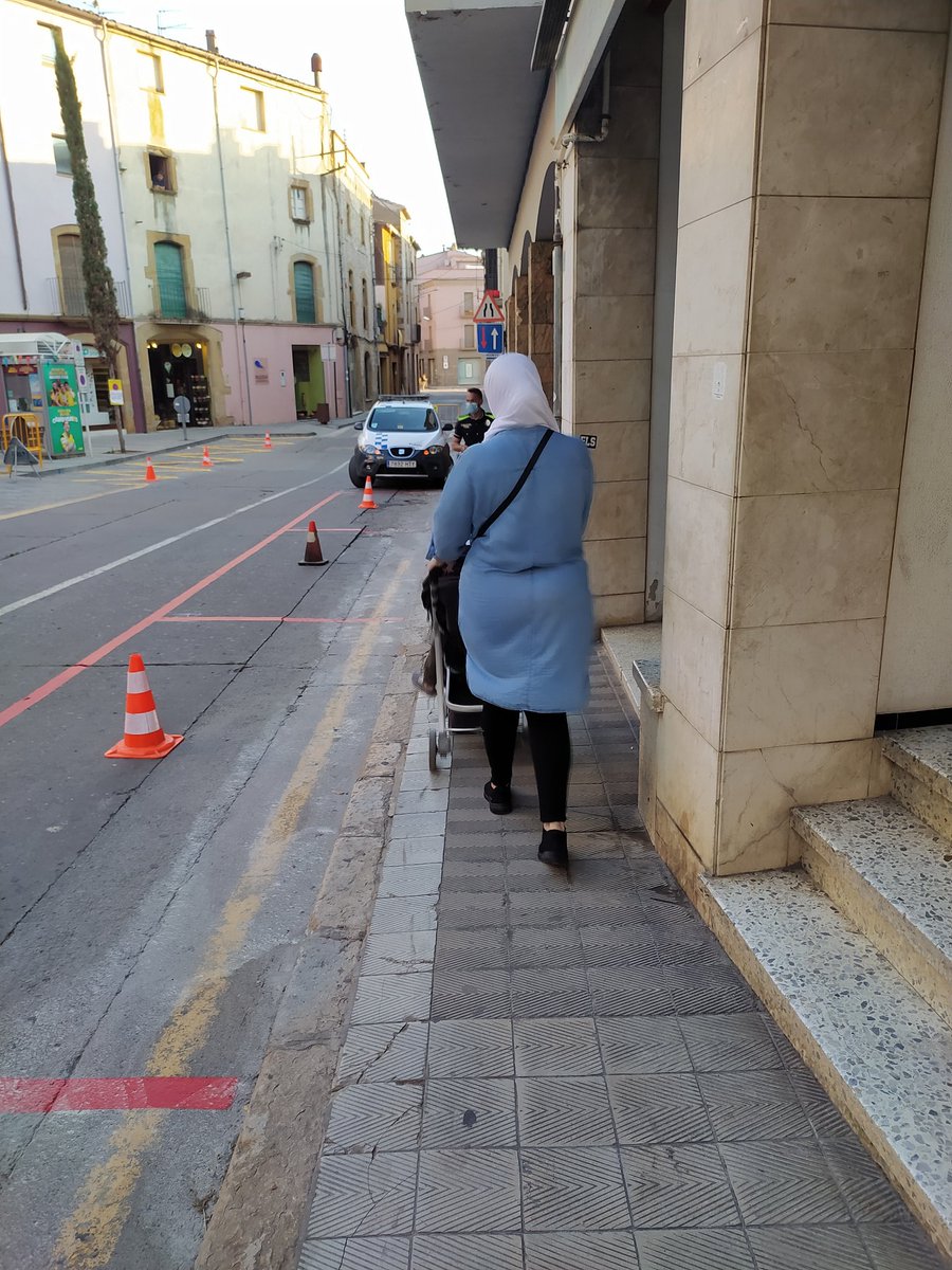 Alitaber's tweet photo. @labisbalemporda Reduir circulació a 1 sentit i no aprofitar per eixamplar voreres en lloc de 🅿️ és una oportunitat perduda per restar espai als 🚗. No tinc clar si la mida compleix amb la normativa d'accessibilitat. Algú que hi entengui? @CatalunyaCamina @CarrersxTothom @CiudadesCaminan @andando https://t.co/rxU2dO6ZDy