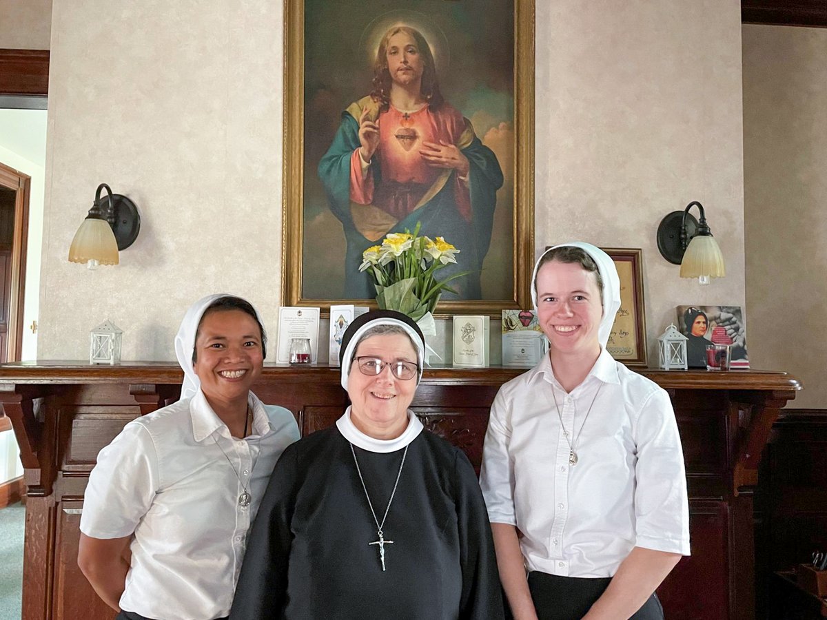 ascjus's tweet photo. We have another big weekend ahead! On Saturday, Sr. Justine Reina Praxedes (left) will profess her first vows as an Apostle. Please pray for Sr. Reina as she prepares for this next chapter! #ApostleFire #GodStillCalls #FirstVows https://t.co/fZGbw9GuX2