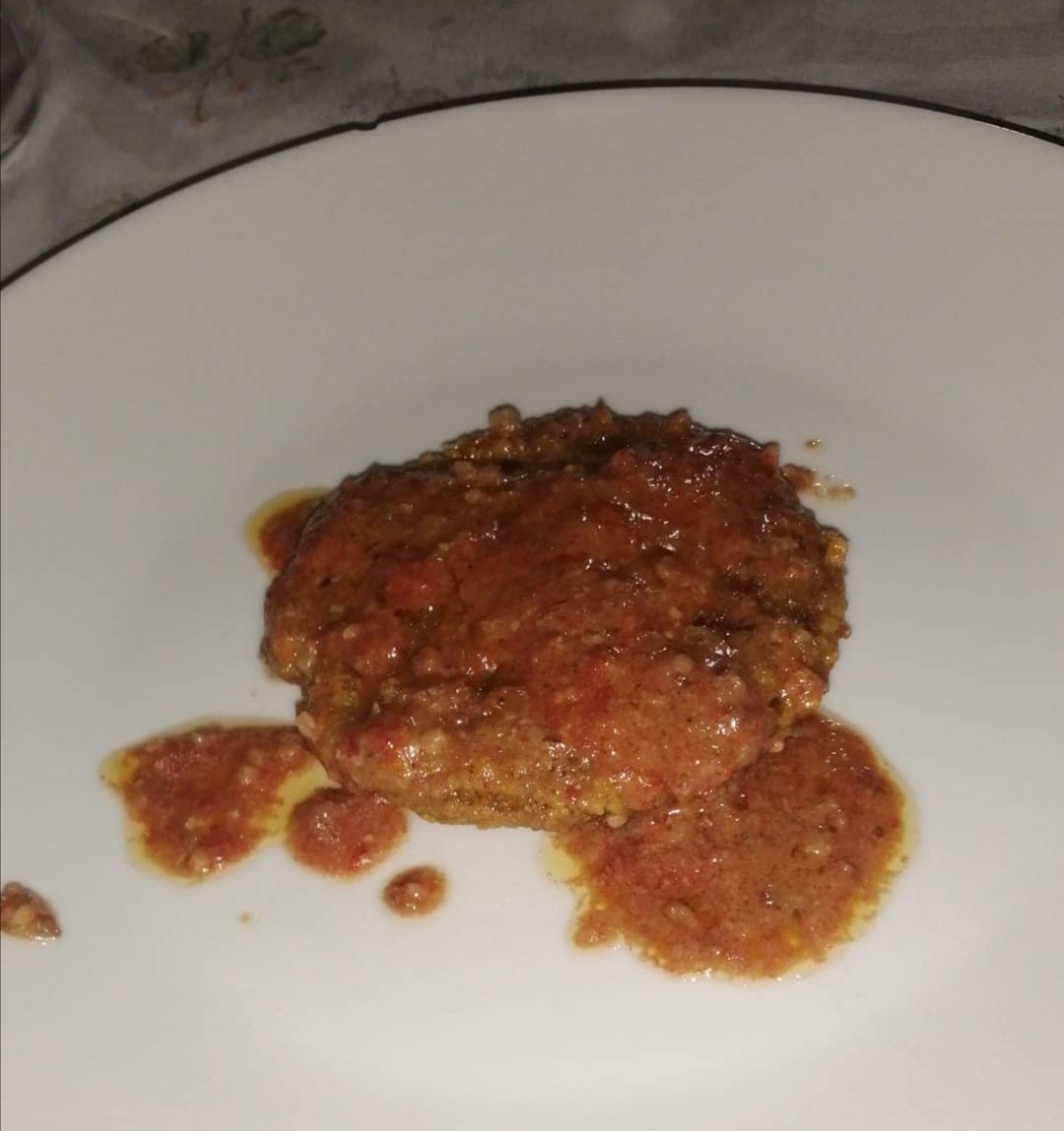 vegetable burger with tomato sauce and walnut sauce. 💓

#food #foodporn #vegan #hamburger #burger