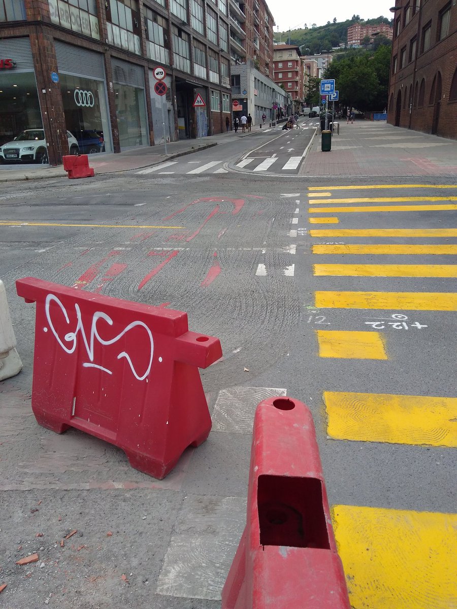 joantosae's tweet photo. Kaixo @bilbao_udala , ¿en serio se repintó el bidegorri junto al paso de cebra hará un par de meses? ¿Para levantarlo ahora? 🤷‍♂️ https://t.co/EXSgZc5r1y