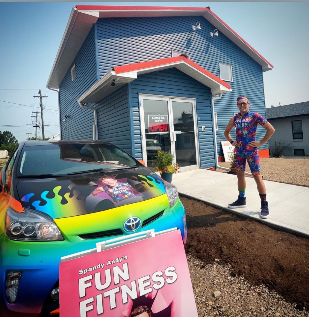 SpandyAndy's tweet photo. Tonight at @StudioOnMainca it's #FunFitness!! 🎉💪 Join online or in studio!! 💃🕺🎶 https://t.co/qHj0L7EKOO