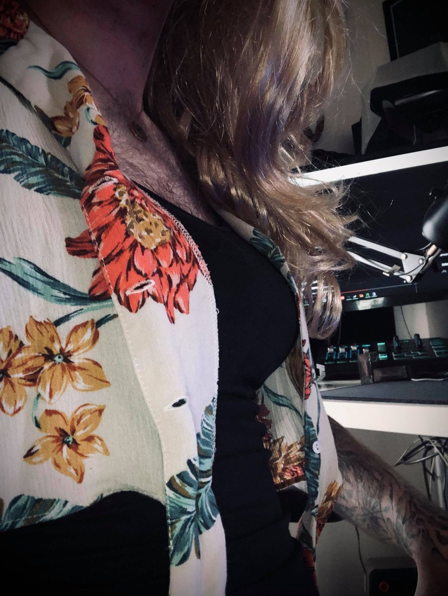 On a dépassé les 1k follow sur ma chaîne twitch et je vous ai promis un cosplay de femme mature.. on live right now on twitch.tv/cioum 🤣