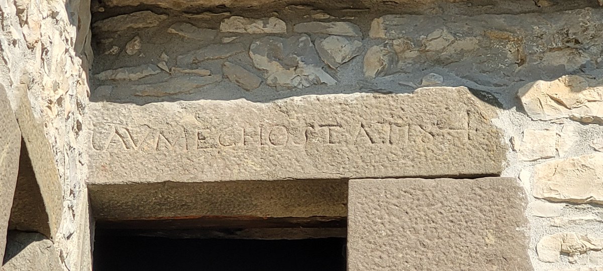 M'ajudeu amb retuit a veure si algun arqueoleg, historiador, llatinista o savi erudit. sap desxifrar la llinda que he descobert a la casa de Tavertet?