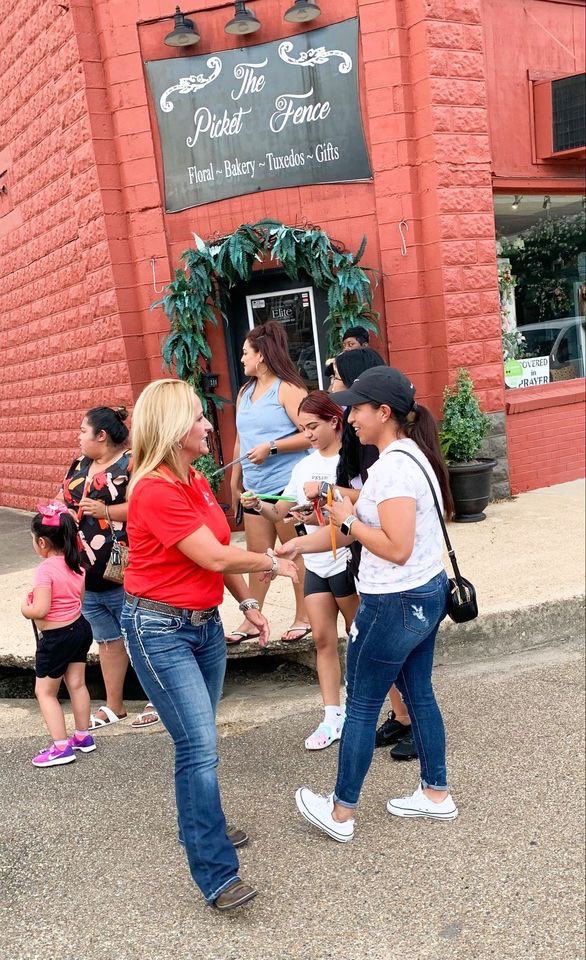 LeslieRutledge's tweet photo. Team Rutledge had a blast at the Watermelon Festival Parade in Hope last night! So honored to be a part of such a historic parade! #MakeArkansasFirst https://t.co/HdulcV0cbh