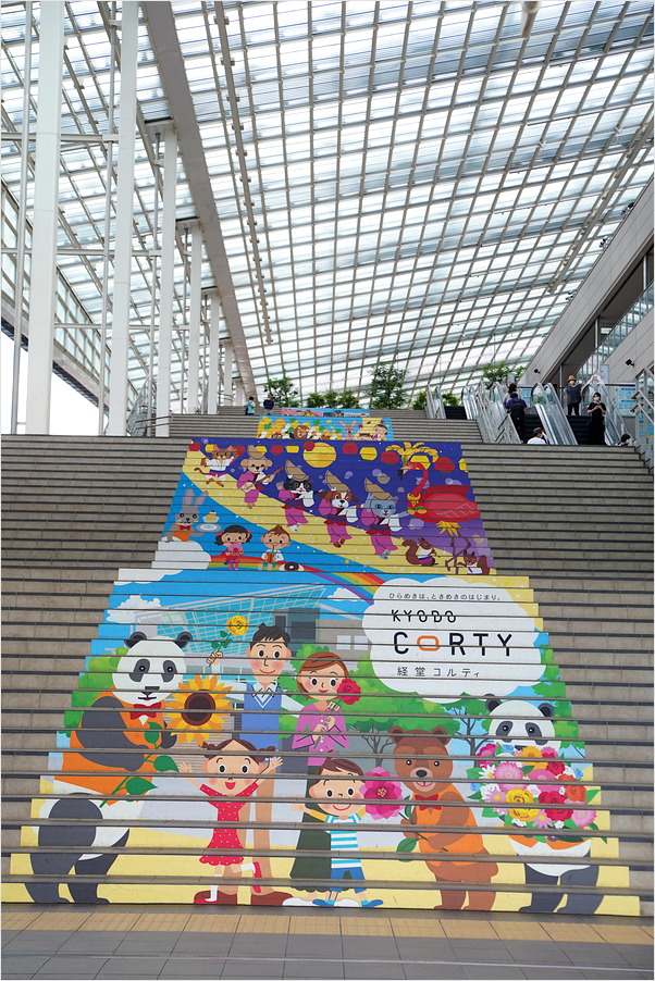 furarintwit's tweet photo. ショッピングモールCORTYの階段画
2021.7.24
#ふぉと散歩 #ショッピングモール #CORTY
#世田谷 #経堂駅周辺 https://t.co/Meb0FuYWzJ