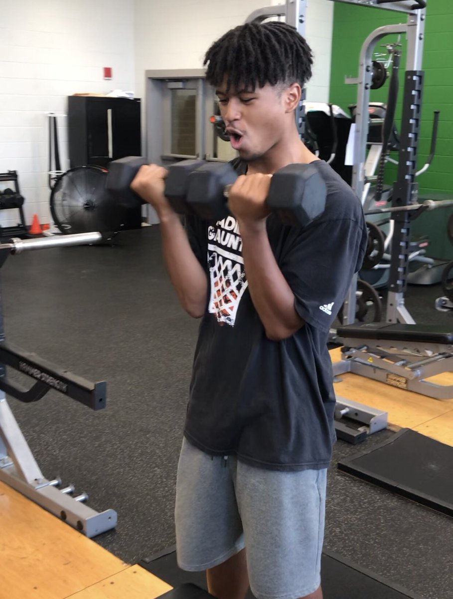 POPULAR_24's tweet photo. New week same goal #GRIND all we know is work ๐ช๐พ๐ฅ #BullyRoom #BeTheDiffrence #TheOffSeason #Stcharlesbasketball #IDU #TheFamily @CoachCampbellSC @ZeekHorne @BrianwalkerD https://t.co/JzM9YWGoBW