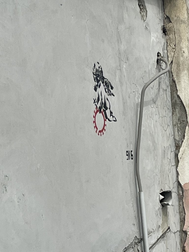 行ける範囲に出現したのでバンクシーの絵を撮ってきました……！何を表現
