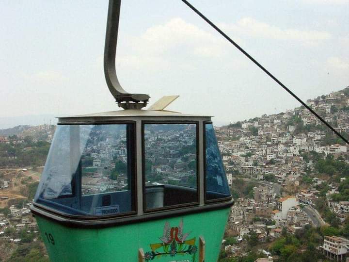 QuorumNoticias's tweet photo. SE REVIENTA CABLE DE TELEFÉRICO EN TAXCO, CON 9 PERSONAS ATRAPADAS.
 
Al lugar acudió personal de la Dirección municipal de Protección Civil informando su titular que las personas fueron rescatadas ilesas, lo anterior al romperse un cable de contrapeso. https://t.co/j9ZFrGpRRv