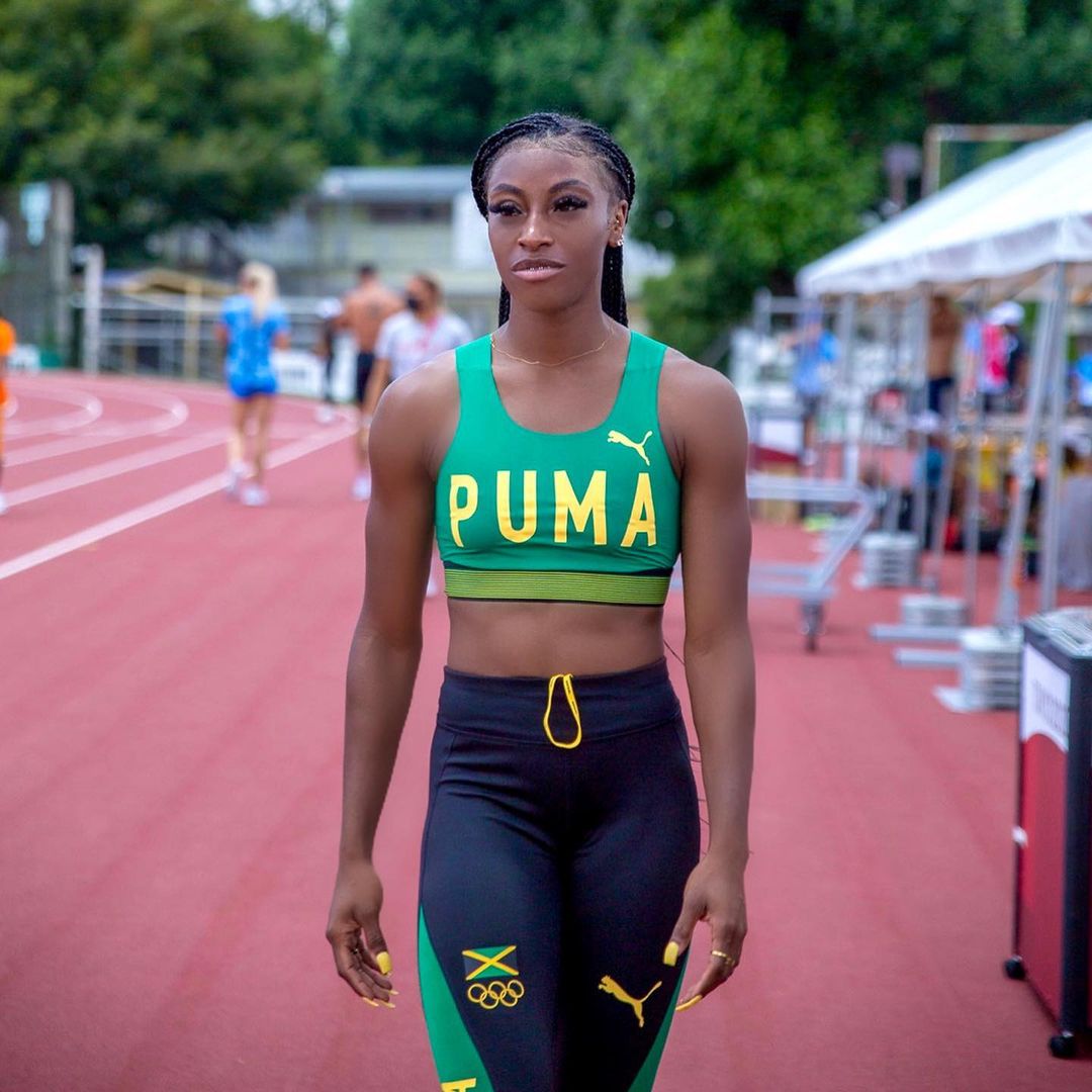 KLASfm89's tweet photo. Charokee Gabrela sports her Team Jamaica gears as she warms up for her leg of the 4x400m leg at the  #TokyoOlympics2020.

#klassports #teamjamaica #likklebuttallawah #springqueen https://t.co/P869D0Hmle