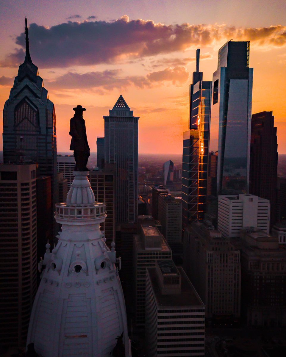 The 53,348-pound statue of William Penn — the largest atop any building in the world — always has the best seat in the house for watching gorgeous summer sunsets. 🌆

#discoverPHL photo by <a href="/itsthuytime/">Thuy</a>