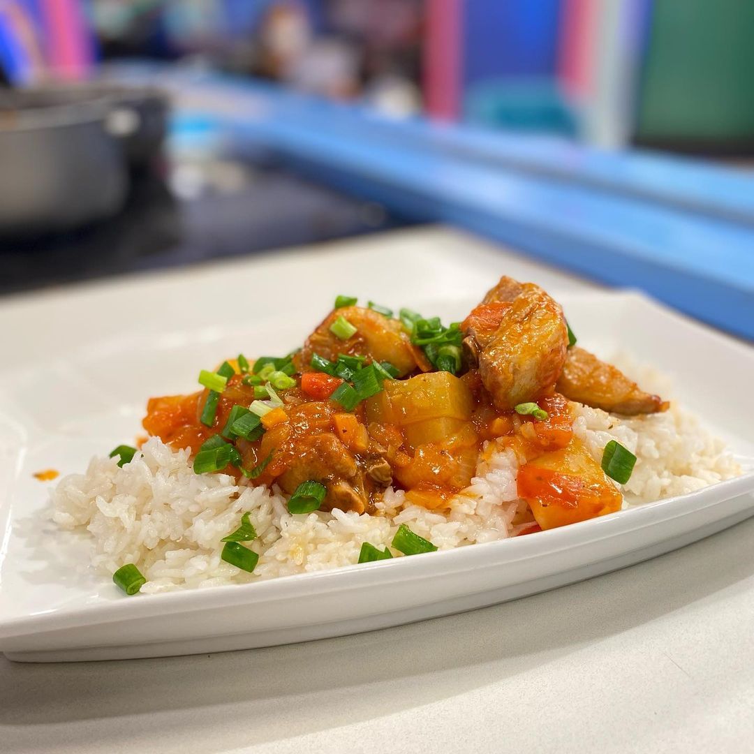 UrrutiaPeri's tweet image. ESTOFADO DE CERDO:
700g de costilla de cerdo
1 cucharada de manteca
1 cebolla
2 zanahorias
4 tomates
200ml de salsa de tomate
1 mazo de cebollitas de verdeo
1 pastilla de caldo de carne
2 papas
Aji molido
Provenzal
Sal
romero
#estofados #estofado #cerdo #chef #chefs #cocinero