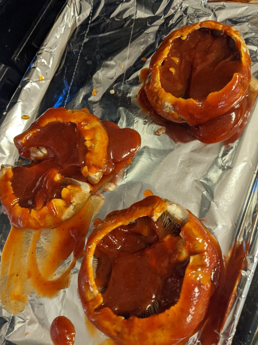 drewyK's tweet photo. Hold the slaw and the pickles please. @ReneePaquette what an amazing meat alternative. The homemade BBQ sauce is the tits! Amateur Tip: Use the leftover hot honey from the pizza for the BBQ Sauce 🙌.  #MessyInTheKitchen https://t.co/4S0PoV4w0d