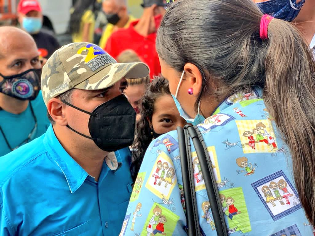 JEHYSONGUZMAN's tweet photo. Recorrimos las calles junto al pueblo comunero de Caracciolo Parra y Olmedo, siempre tienen propuestas maravillosas para fortalecer la producción en estas tierras del norte de Mérida, donde se produce el mejor cacao de Venezuela.

Gracias por ese cariño tan hermoso #Tucani. https://t.co/jZY0tydHrG