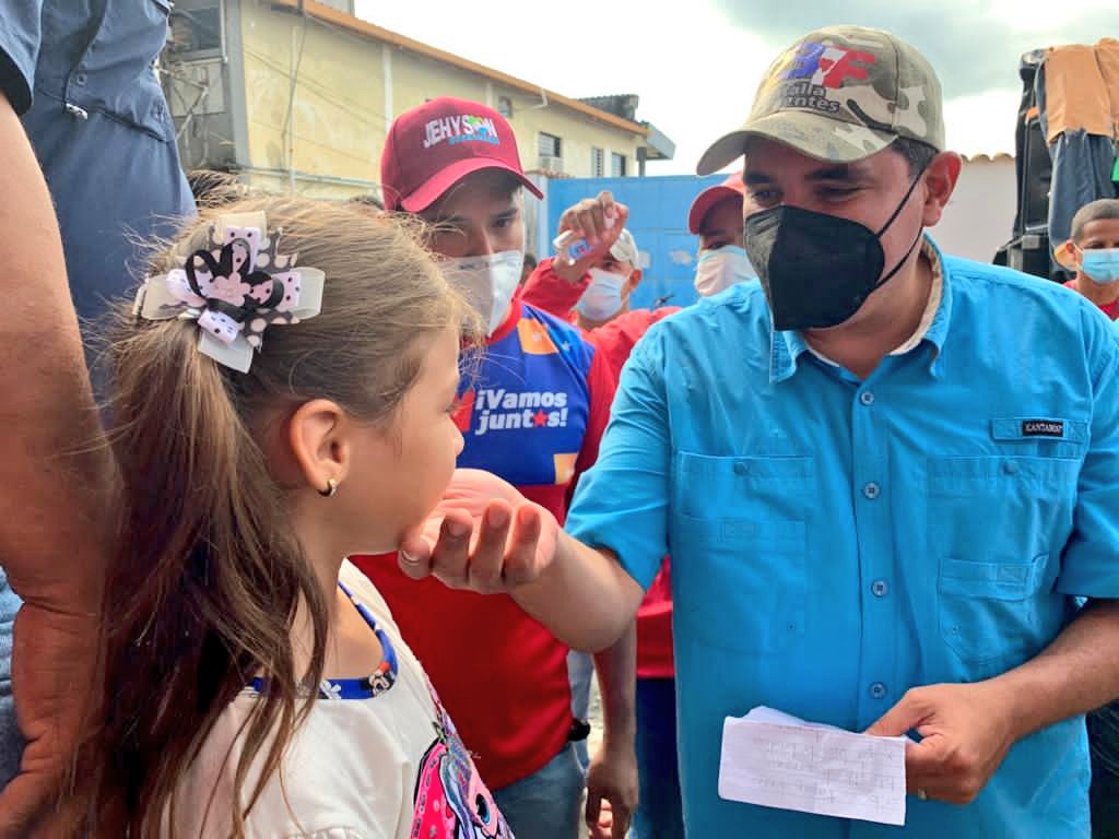 JEHYSONGUZMAN's tweet photo. Recorrimos las calles junto al pueblo comunero de Caracciolo Parra y Olmedo, siempre tienen propuestas maravillosas para fortalecer la producción en estas tierras del norte de Mérida, donde se produce el mejor cacao de Venezuela.

Gracias por ese cariño tan hermoso #Tucani. https://t.co/jZY0tydHrG