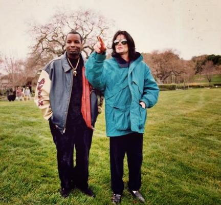 MJRock4everOn's tweet photo. 📸 Michael Jackson with Dr. Freeze. #MJXscape https://t.co/QdPcrZTtjJ