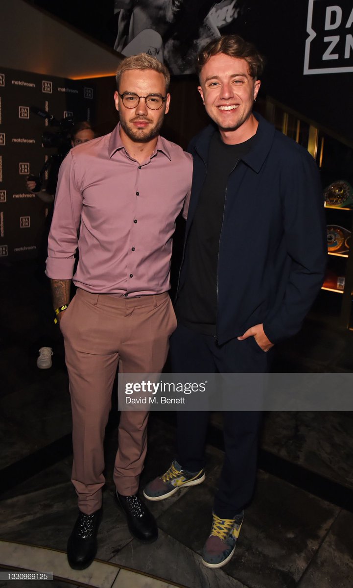 PLPBRMIDIA's tweet photo. 📸| @LiamPayne com @romankemp no evento Dazn x Matchroom em Londres, hoje.

| @promoliambr https://t.co/H7neujc45n