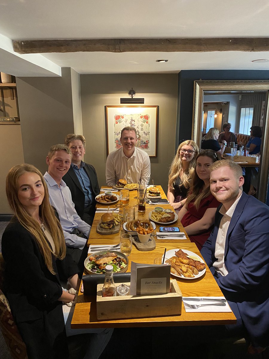 gueeber's tweet photo. Great statement meal with the new team at #U842 some serious superstars at this branch! Can’t wait to see you all progress throughout the coming months! #dreammachine #GUE842 @BillyU8White @chloeadeyu8 @ERACTomC Kat, Meg and jack! @GM_ERAC https://t.co/gohTbAXNRh