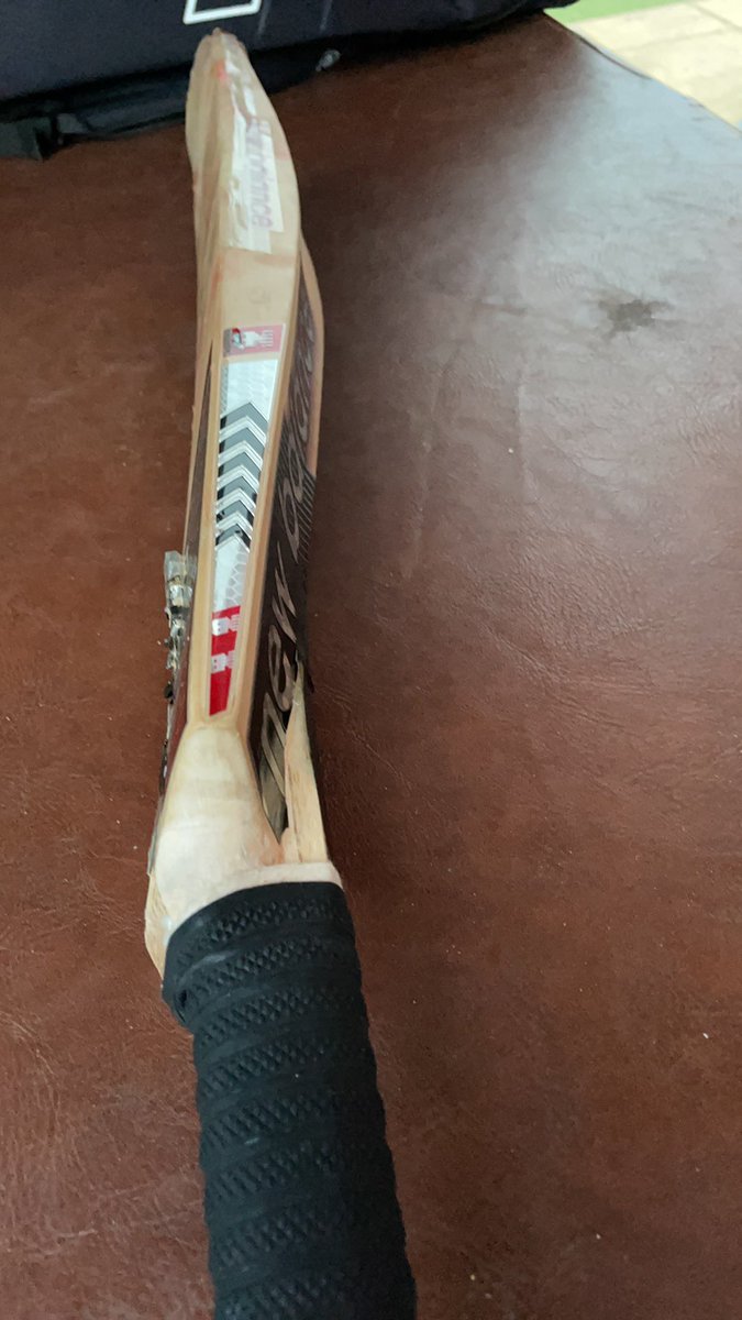 mattleathert's tweet photo. @CricketDirect can I have a response for this bat only bought in April I’ve had no contact customer service is shocking https://t.co/rvqPZkwMtY