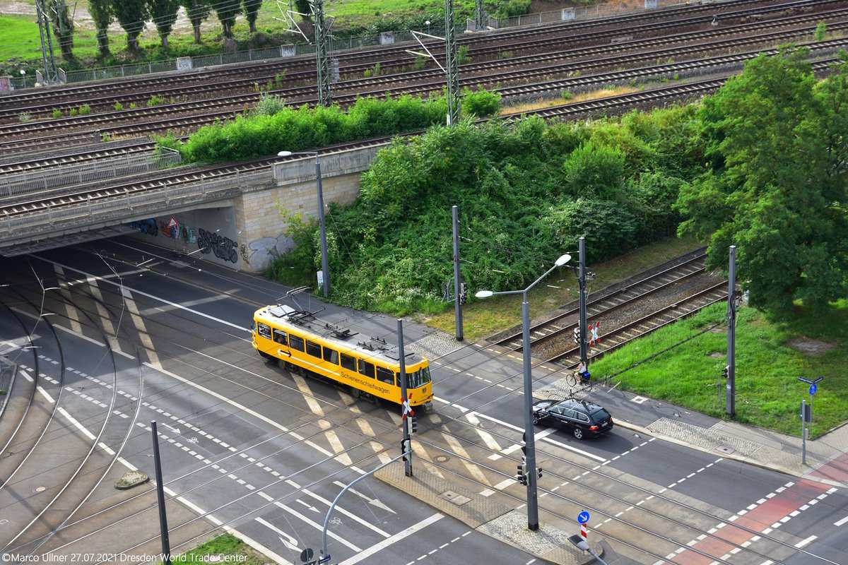 marcoullner's tweet photo. Schienenschleifwagen der #DVBAG. Heute gesehen in #Dresden vom World Trade Center aus. https://t.co/jzNFZQLR5V