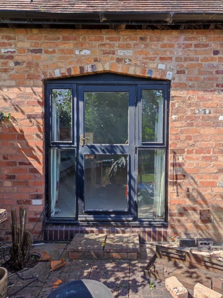 Superiortf's tweet photo. From a single door to new French Doors these new Black Foil UPVC Frames make the perfect replacement!!

#supplyframes
Fitted by @worcesterglazing

#WorcestershireHour #blackupvc https://t.co/bL6I82CKdk