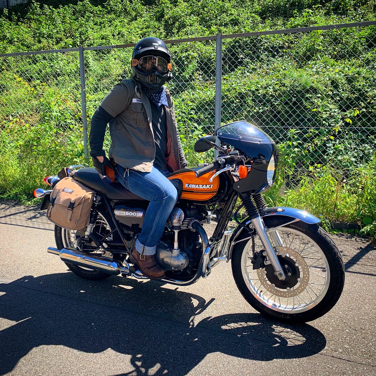 さんぽん 片岡義男の世界に生きるならヘルメットはアイボリーや白を選ぶべきな気がする でもサイドバッグはタチバナじゃなくてenduristan使ってるし ハンドルもアップじゃなくてコンドル逆づけだし そもそもキャブ車じゃないのよ ってなる午前5時