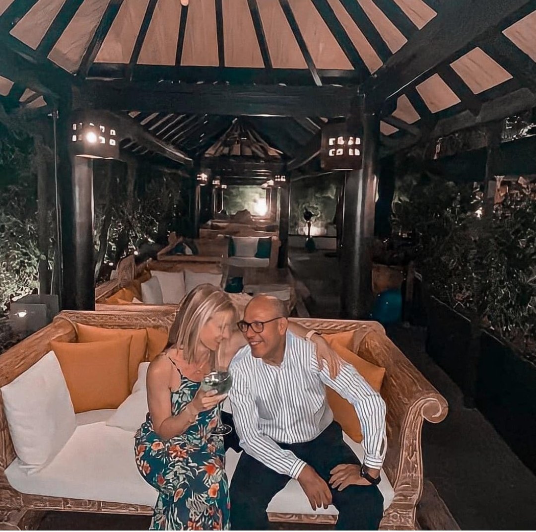 GuijoSonia's tweet photo. Mi compañero de vida 💕, después de 22 años siguen sobrando las palabras y siguen sumando nuestras miradas 🥰😘 https://t.co/hoCrfZzF0o