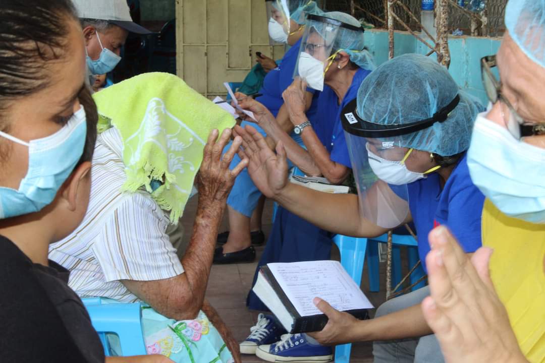 BuenasNuevasSV's tweet photo. 👩⚕️👨⚕️ En la #BrigadasMedica en municipio San Isidro Lempa, #LaLibertad, además de la jornada médica, el equipo profesional oró con los asistentes que así lo desearon. La sanidad del espíritu nos da fuerza. Porque la oración es poder. 🙏
#ElSalvador #UsaCubrebocas #DiosEsPoder https://t.co/tLhQBdqSnQ