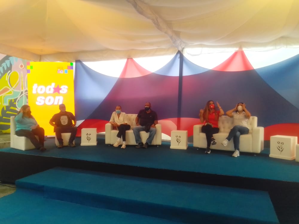 SoldelEsequibo's tweet photo. #EnCaracasTodosJuntos En el Teresa Carreño, Encuentro de los Medios Alternativos Comunitarios y Digitales juntos con los PreCandidatos a la Alcaldía de Caracas @maduro_en @FreddyBernal  @arguelloyepfri    @ZulayAguirre @Leonelguzmanc @Leon2820 @Tamaraprietp  #SoyComunicadorClap https://t.co/xmsYihQrAg