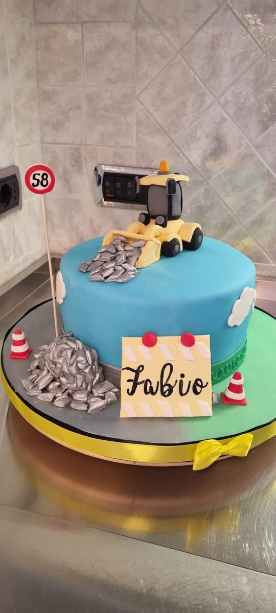 LaCucinadiGioia's tweet photo. Cake in pasta di zucchero composta da Pan di Spagna chiaro farcito con crema chantilly e scaglie di cioccolato, decori creati interamente a mano in pasta di zucchero.
#alessia #alessiacake #cake #cake #cakstar #alecake #ale #cakepass
Fabio Cake https://t.co/dovWXSgumV https://t.co/R3jJi8S1mO