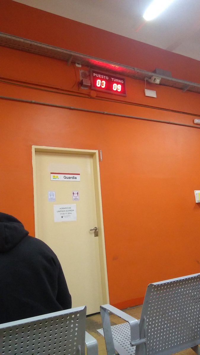 Maatiitas's tweet photo. No sé qué me da más ansiedad si este reloj que no llega a 11 o saber que me está esperando hace 2 horas @Jmanduti12 https://t.co/dlU7QkUUNU