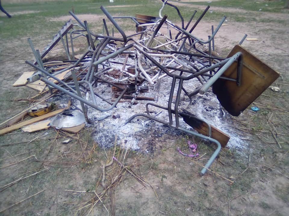 ola_sn_'s tweet photo. Interdits de « bal », des élèves mettent le feu à leur école
➡️ https://t.co/VVsgiy599q

#kebetu #senegal #olasn #education https://t.co/ZfkDjtp6Fb